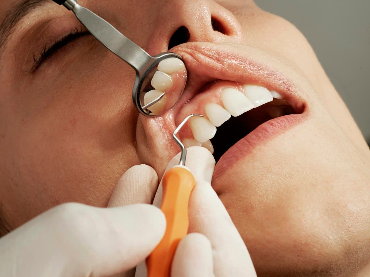 Illustration representing cosmetic smile care and teeth whitening